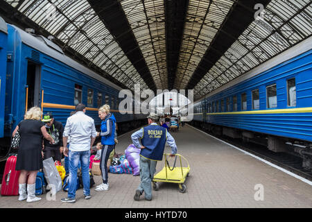 LVIV, UKRAINE - 21. August 2015: Menschen, die immer bereit, einen Zug auf den Plattformen der Lemberg Zug Bahnhof Bild der ukrainischen Touristen boardi Stockfoto