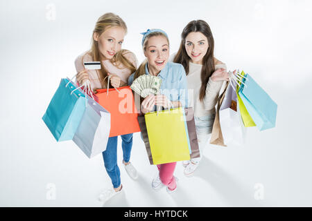 Junge Frauen, die Abhaltung von Einkaufstaschen, Dollar-Banknoten und Kreditkarte Stockfoto