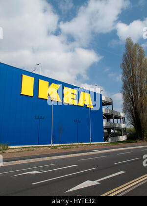 IKEA-Schild über Shop, skandinavischen Einzelhandelskette verkauft Möbel 1943 von Ingvar Kamprad gegründet Montagefertiges Stockfoto