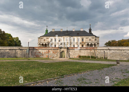 Burgruine alte Pidhirzi. Es ist eine Wohnburg im Dorf Pidhirzi in Lemberg Provinz, Westukraine gelegen. Stockfoto