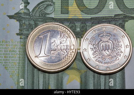 5 Euro-Banknote mit einem Euro San Marino Münzen Makro Stockfoto