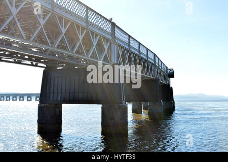 Sonne durchströmt die stützen auf der Eisenbahnbrücke Tay als es überquert den Fluss Tay zwischen Dundee und Wormit in Fife. Nach dem Desaster von 1879 w Stockfoto