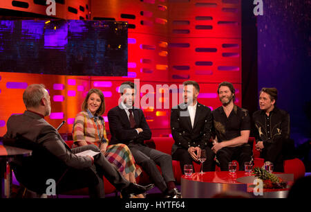 (links nach rechts) Nehmen Sie Graham Norton, Gemma Whelan, Jack Whitehall und Gary Barlow, Howard Donald und Mark Owen von, die während der Dreharbeiten zu the Graham Norton Show in den Londoner Studios. Stockfoto