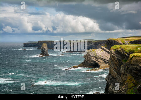 Felsen und Wellen in der Nähe von Kilkee, County Clare, Irland Stockfoto