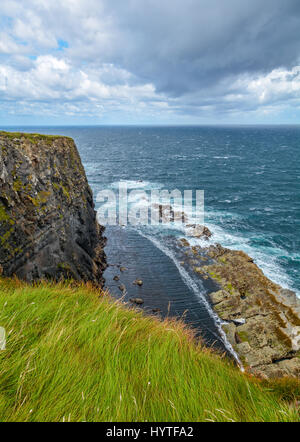 Felsen und Wellen in der Nähe von Kilkee, County Clare, Irland Stockfoto