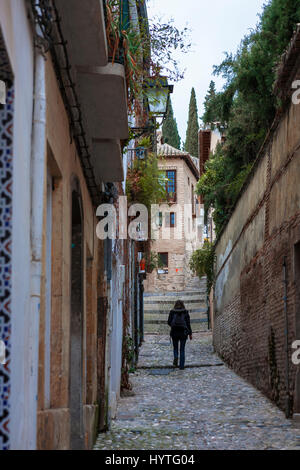 Calle Gumiel de San Pedro, El Albaicín, Granada, Spanien: Eine ruhige Gasse im alten maurischen Viertel. MODELL FREIGEGEBEN Stockfoto