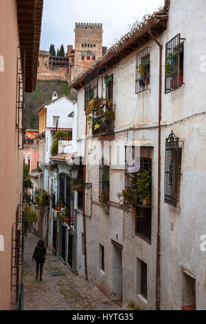 Calle Gumiel de San Pedro, El Albaicín, Granada, Spanien: Eine ruhige Gasse im alten maurischen Viertel, mit einem Blick auf die Alhambra dahinter. MODELL FREIGEGEBEN Stockfoto