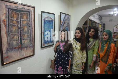 Lahore, Pakistan. 7. April 2017. Während Gruppe Ausstellung der jungen Künstler 2017 abgehaltenen Coopera Kunstgalerie in Lahore statt pakistanische Besucher reges Interesse in Bildern. Bildnachweis: Rana Sajid Hussain/Pacific Press/Alamy Live-Nachrichten Stockfoto