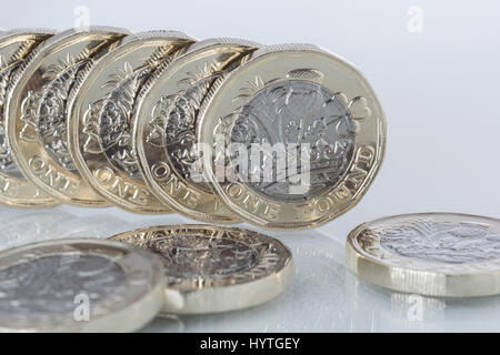 Makrofoto der neuen 1-Pfund-Münze / britische Pfund-Münze. Nur Bargeld-Konzept. Stockfoto
