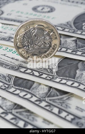 Neue £ 1/ein Pfund-Münze / UK britische Pfund-Münze mit 1 US-Dollar gesehen / $1 Dollar-Schein - Metapher für U.S.-£ / US-Dollar/Pfund Sterling Wechselkurs. Stockfoto