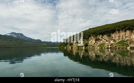 Schöne Küste der Kurilen See spiegelt sich im Wasser. Stockfoto