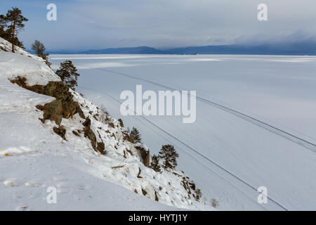 Straße auf dem Eis der Winter am Baikalsee Stockfoto