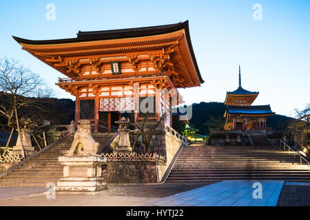 Kyoto, Japan - 31. Dezember 2015: Sonnenaufgang in Kyoto mit Kiyomizu-Dera in Kyoto, Japan Stockfoto