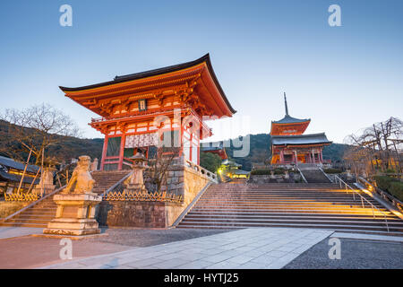 Kyoto, Japan - 31. Dezember 2015: Morgen in Kyoto mit Kiyomizu-Dera-Tempel in Japan Stockfoto