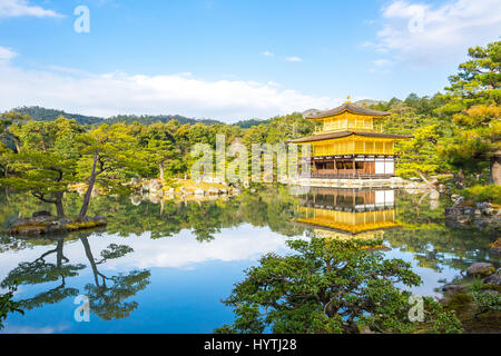 Kyoto, Japan - 31. Dezember 2015: Kinkakuji Tempel (dem Goldenen Pavillon) in Kyoto, Japan Stockfoto