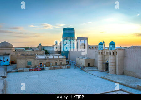 Chiwa Altstadt mit Stadtmauer und Minarett im Sonnenuntergang, Usbekistan Stockfoto