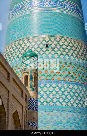Islam Khoja Minarett gemacht der blauen Kacheln in Chiwa, Usbekistan Stockfoto