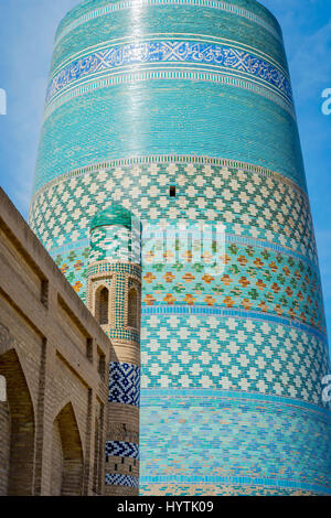 Islam Khoja Minarett gemacht der blauen Kacheln in Chiwa, Usbekistan Stockfoto