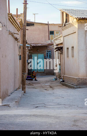 CHIWA, Usbekistan - SEPTEMBER 7: Frau sitzt in der schmalen Straße in der Altstadt von Chiwa. September 2016 Stockfoto