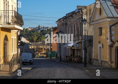 Schmalen gepflasterten Straße in der alten Stadt von Kamjanez-Podilski Ukraine. Die Stadt ist berühmt für seine Burg und Canyon rund um die Altstadt Stockfoto