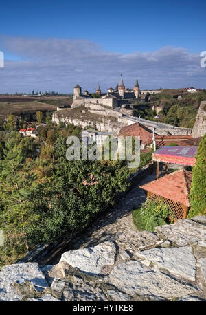 Blick auf den meisten Zamkowy und Burg von Kamenez-Podolsk in der Westukraine, aufgenommen an einem sonnigen Herbsttag. Die gepflasterte Straße führt das Auge über die Stockfoto