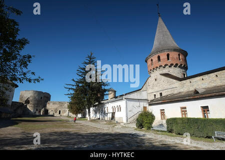 Inneren Hof und Turm von Kamenez-Podolsk Burg in der Westukraine. Schuss an einem schönen klaren Herbsttag mit blauem Himmel. Stockfoto