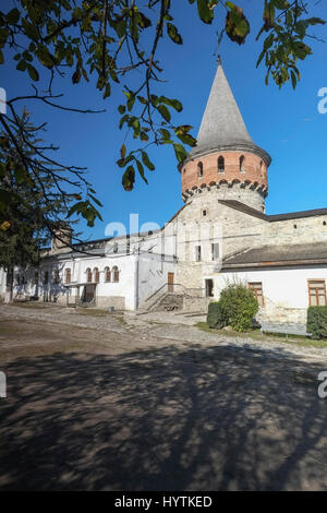 Inneren Hof und Turm von Kamenez-Podolsk Burg in der Westukraine. Schuss an einem schönen klaren Herbsttag mit blauem Himmel. Stockfoto