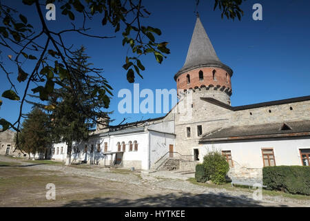 Inneren Hof und Turm von Kamenez-Podolsk Burg in der Westukraine. Schuss an einem schönen klaren Herbsttag mit blauem Himmel. Stockfoto