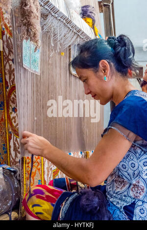 CHIWA, Usbekistan - SEPTEMBER 7: Frau sitzen am Webstuhl und die traditionellen usbekischen Teppiche in der Werkstatt. September 2016 Stockfoto