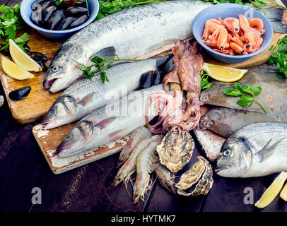 Fisch und Meeresfrüchte. Gesunde Diät-Konzept. Ansicht von oben Stockfoto