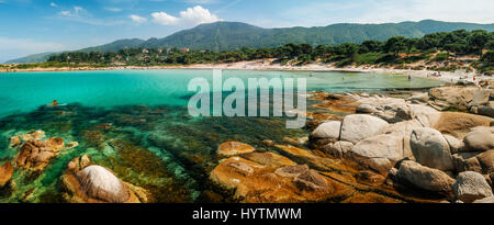 Wilden felsigen Karidi Strand mit türkisfarbenem kristallklarem Wasser, weißen Sand und großen Steinen in Vourvourou, Sithonia, Griechenland Stockfoto