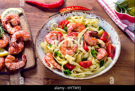 Pasta mit Garnelen auf einem Teller. Gesunde Ernährung. Ansicht von oben Stockfoto