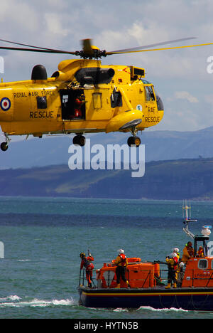 Westland Sea King HC 3 303 qm, Windeldemonstration mit Moelfre Lifeboat, 47-013, Robert an Violet. Stockfoto