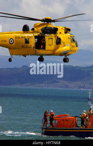 Westland Sea King HC 3 303 qm, Windeldemonstration mit Moelfre Lifeboat, 47-013, Robert an Violet. Stockfoto