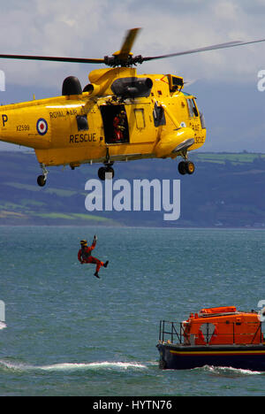 Westland Sea King HC 3 303 qm, Windeldemonstration mit Moelfre Lifeboat, 47-013, Robert an Violet. Stockfoto