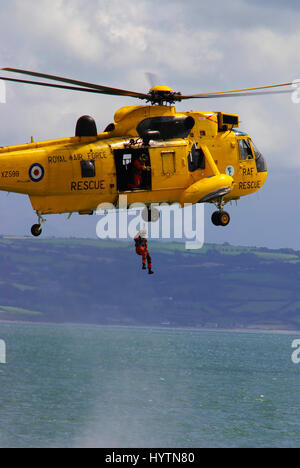 Westland Sea King HC 3 303 qm, Windeldemonstration mit Moelfre Lifeboat, 47-013, Robert an Violet. Stockfoto