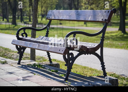 Nahaufnahme von einem leeren Bank im Stadtpark in einem schönen Frühlingstag Stockfoto