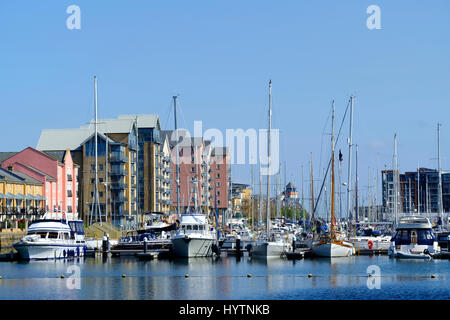 Boote nebeneinander in Portishead Quays Marina an einem hellen sonnigen Frühlingsmorgen Stockfoto