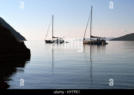 Friedlichen Morgen am Meer, Silhouetten von zwei Yachten im ruhigen Wasser der Bucht Stockfoto