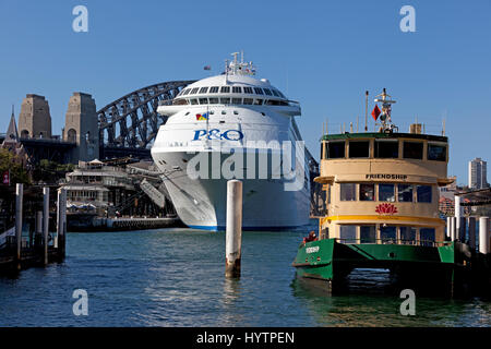 P & O Pacific Jewel Kreuzfahrt und City ferry am Circular Quay, Sydney Harbour Bridge Hintergrund, Australien Stockfoto