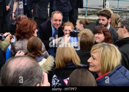 Ehemaliger SNP Führer ALex Salmond, jetzt als Abgeordneter SNP gewählt posiert für Fotos bei einem SNP-Event in South Queensferry Stockfoto