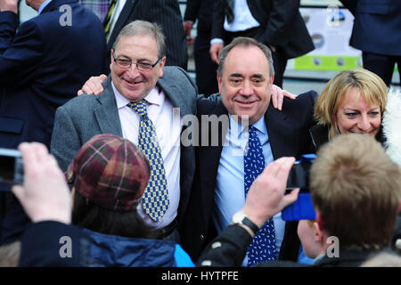 Ehemaliger SNP-Führer ALex Salmond (C), jetzt als Abgeordneter SNP gewählt posiert für Fotos bei einem SNP-Event in South Queensferry Stockfoto