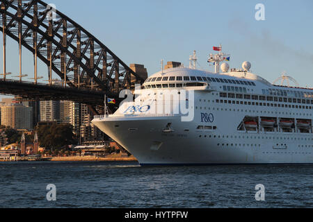 P & O Pacific Jewel Kreuzfahrt mit Sydney Harbour Bridge Hintergrund, Australien Stockfoto