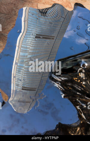 Bilder von IFC, das höchste Gebäude auf der Insel Hongkong. Reflexionen des Gebäudes erfasst auf eine seltene klar blauer Himmel Tag in Hong Kong. Stockfoto