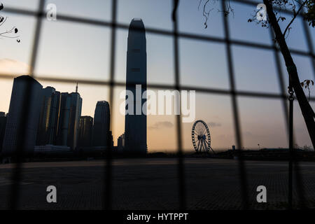 Bilder von IFC, das höchste Gebäude auf der Insel Hongkong. Reflexionen des Gebäudes erfasst auf eine seltene klar blauer Himmel Tag in Hong Kong. Stockfoto