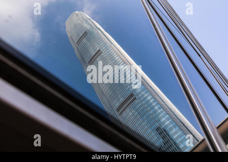 Bilder von IFC, das höchste Gebäude auf der Insel Hongkong. Reflexionen des Gebäudes erfasst auf eine seltene klar blauer Himmel Tag in Hong Kong. Stockfoto