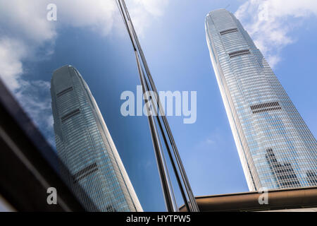 Bilder von IFC, das höchste Gebäude auf der Insel Hongkong. Reflexionen des Gebäudes erfasst auf eine seltene klar blauer Himmel Tag in Hong Kong. Stockfoto