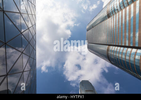 Bilder von IFC, das höchste Gebäude auf der Insel Hongkong. Reflexionen des Gebäudes erfasst auf eine seltene klar blauer Himmel Tag in Hong Kong. Stockfoto