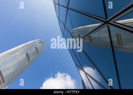 Bilder von IFC, das höchste Gebäude auf der Insel Hongkong. Reflexionen des Gebäudes erfasst auf eine seltene klar blauer Himmel Tag in Hong Kong. Stockfoto