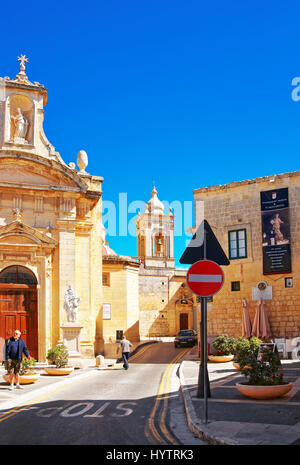 Rabat, Malta - 4. April 2014: Menschen bei Saint-Paul-Kirche in Rabat, Malta Insel Stockfoto